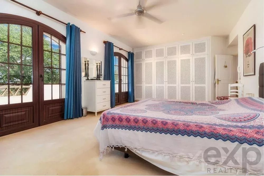 Magnificent property with swimming pool and sea view 85506554 image 18