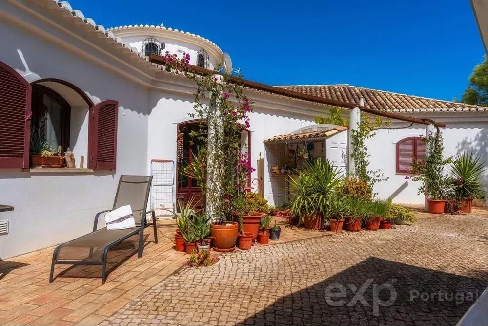 Magnificent property with swimming pool and sea view 85506554 image 22