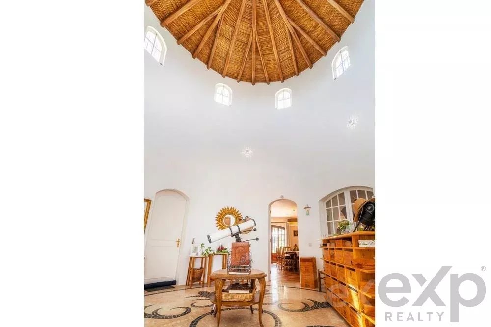 Magnífica propriedade com piscina e vista mar