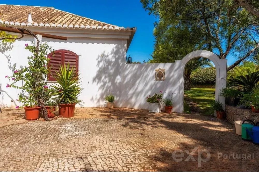 Magnificent property with swimming pool and sea view 85506554 image 25