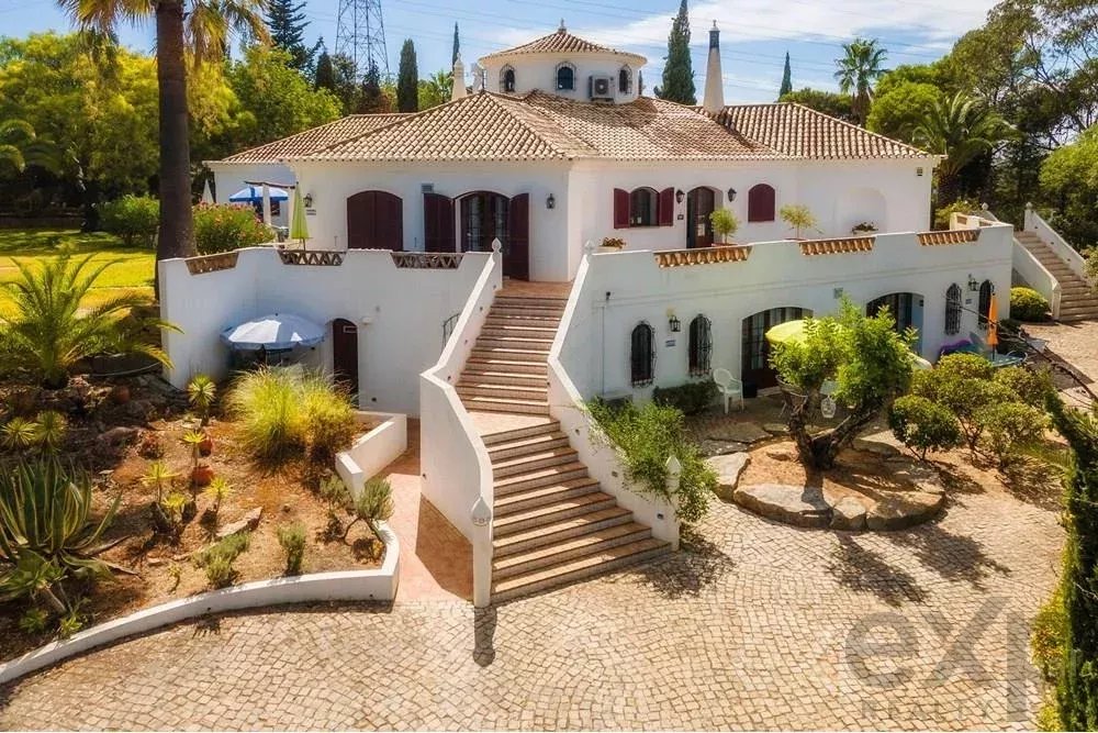 Magnífica propriedade com piscina e vista mar