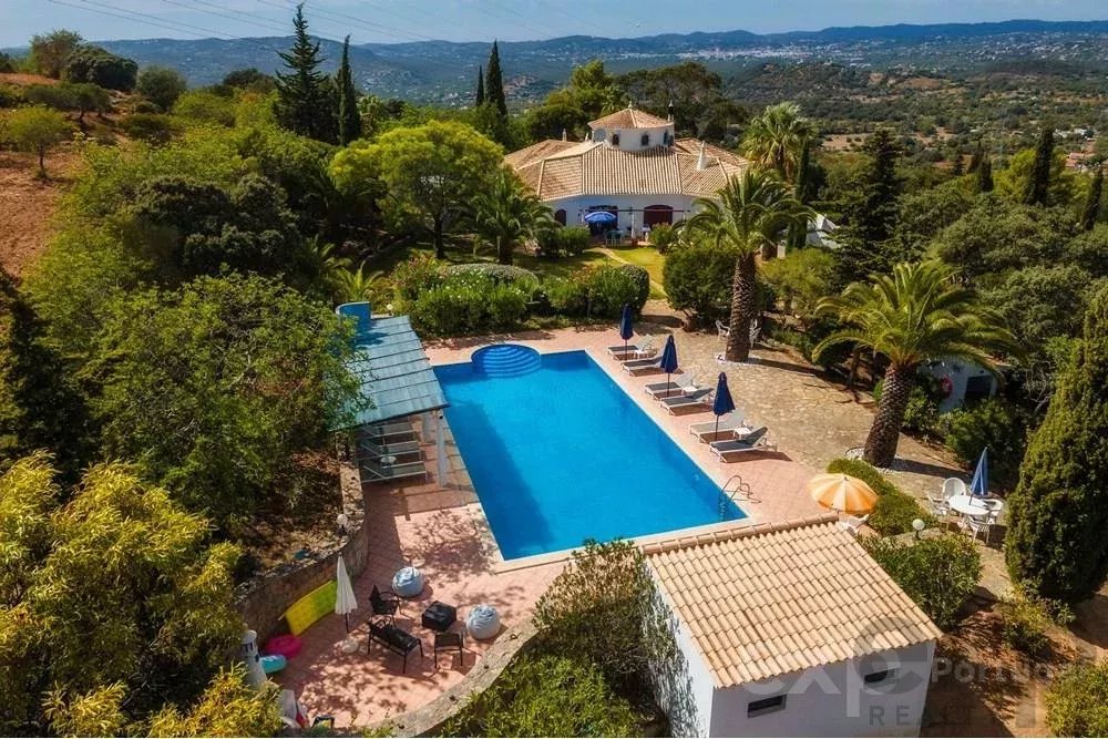 Magnífica propriedade com piscina e vista mar