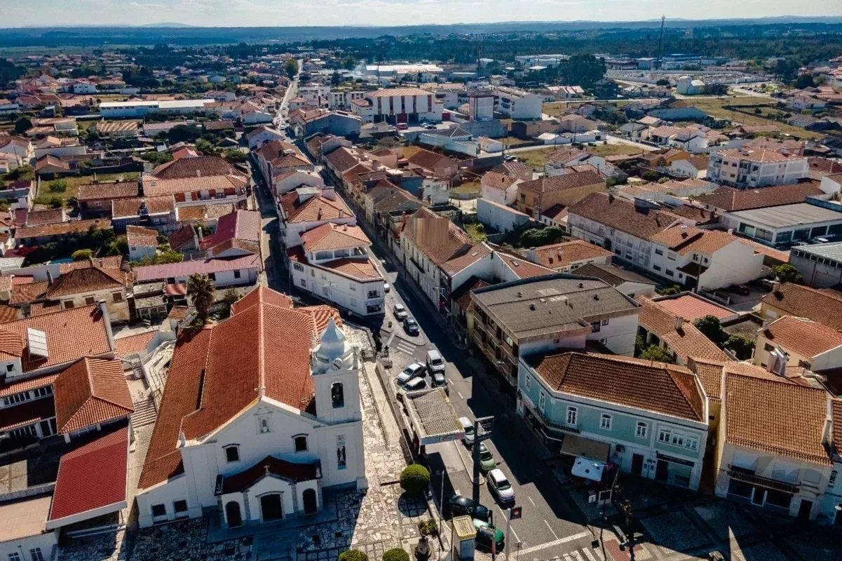 Edifício para recuperar no centro da Vila de Vieira de Leiria para prédio de apartamentos ou hotel de charme
