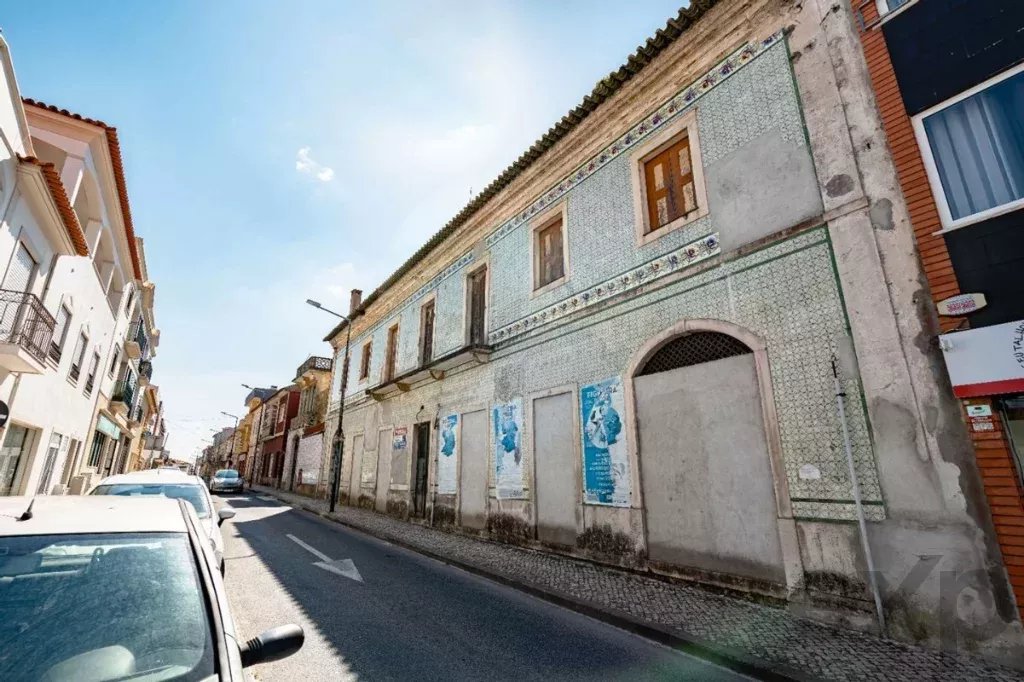 Edifício para recuperar no centro da Vila de Vieira de Leiria para prédio de apartamentos ou hotel de charme