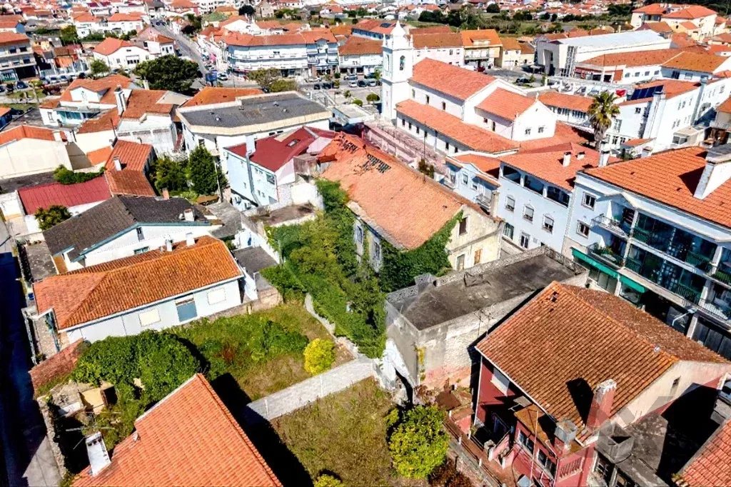 Edifício para recuperar no centro da Vila de Vieira de Leiria para prédio de apartamentos ou hotel de charme