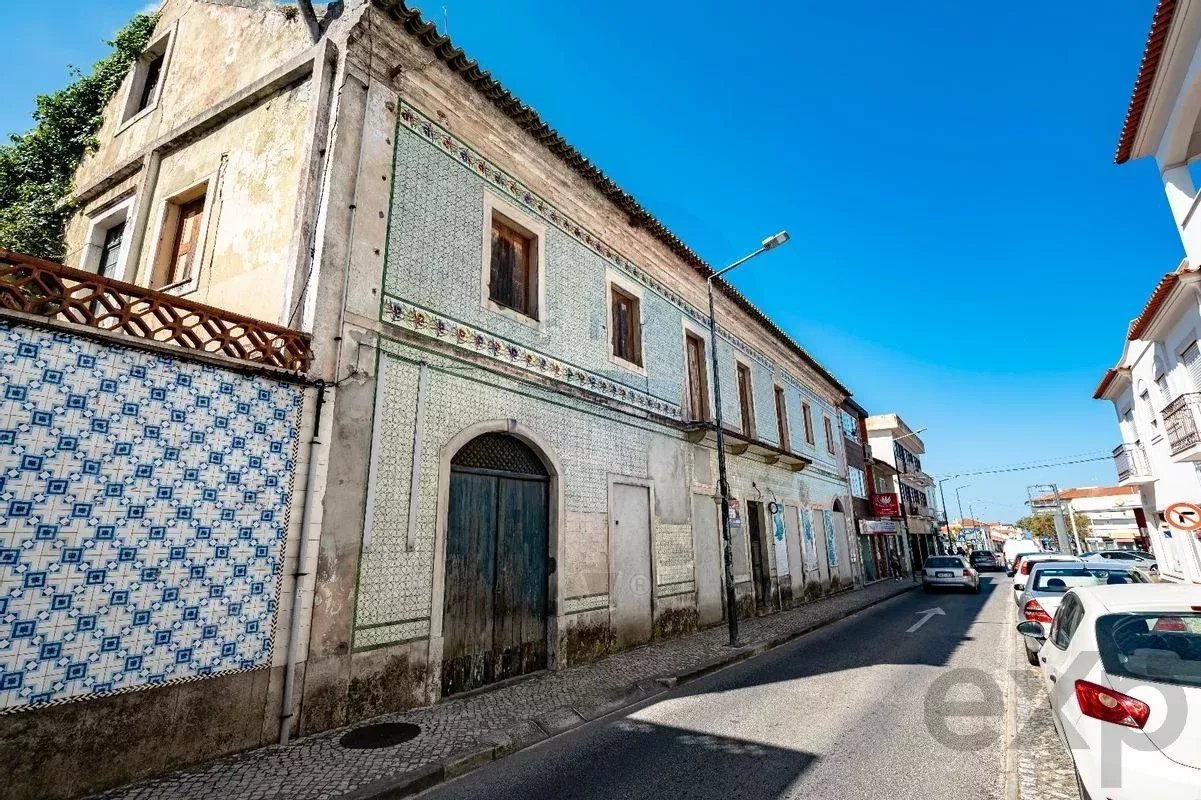 Edifício para recuperar no centro da Vila de Vieira de Leiria para prédio de apartamentos ou hotel de charme