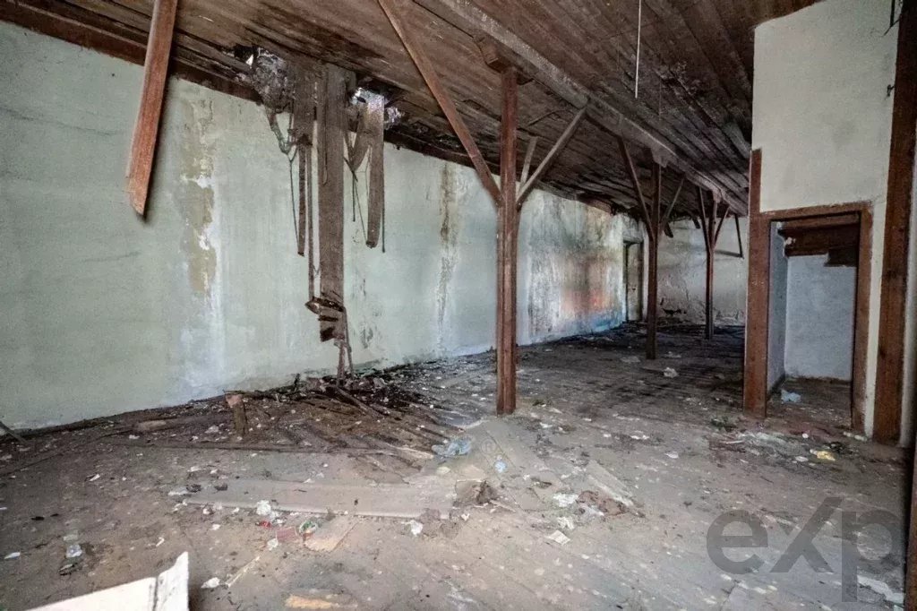 Edifício para recuperar no centro da Vila de Vieira de Leiria para prédio de apartamentos ou hotel de charme