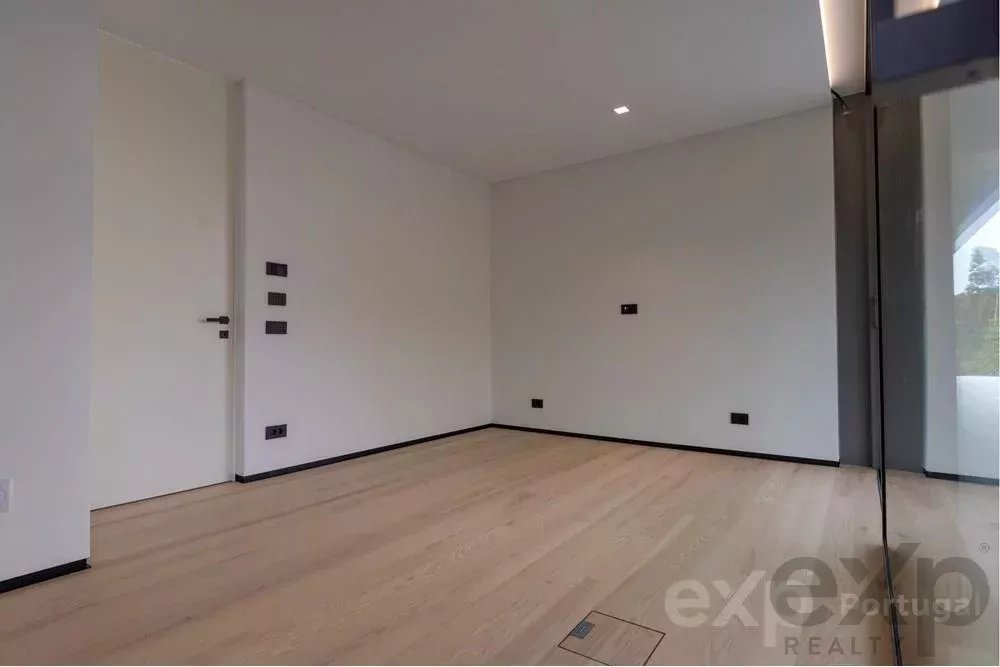 Moradia independente, nova, em um condomínio exclusivo de 4 luxuosas unidades.