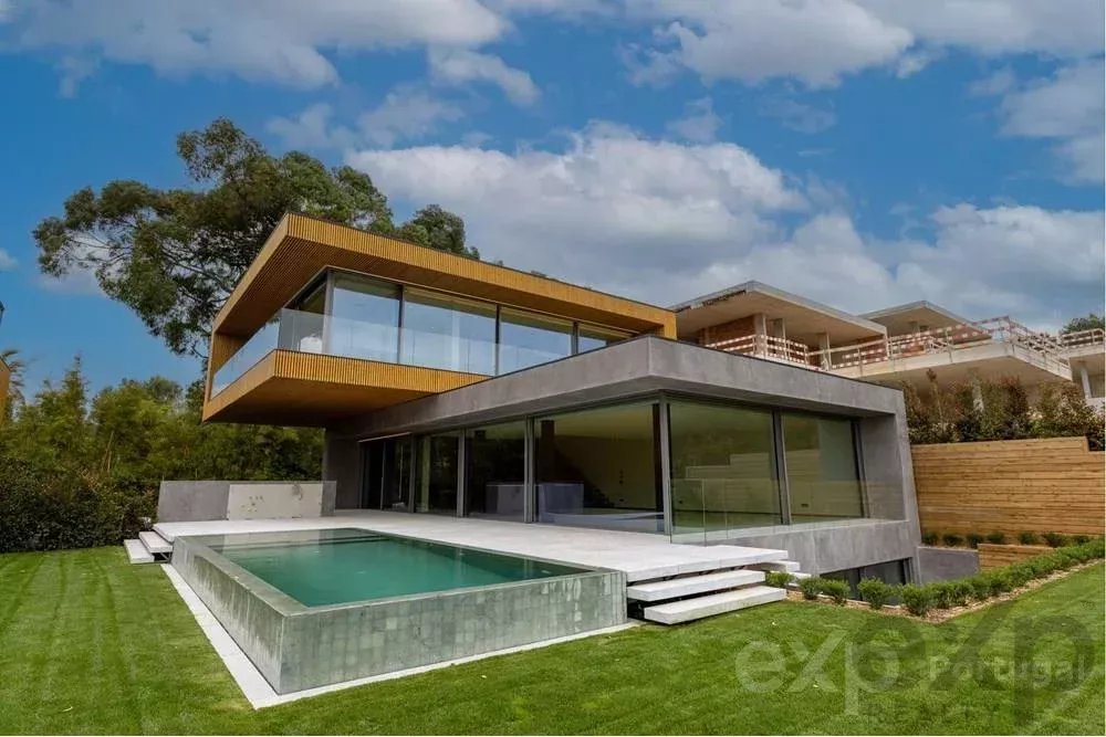 Moradia independente, nova, em um condomínio exclusivo de 4 luxuosas unidades.