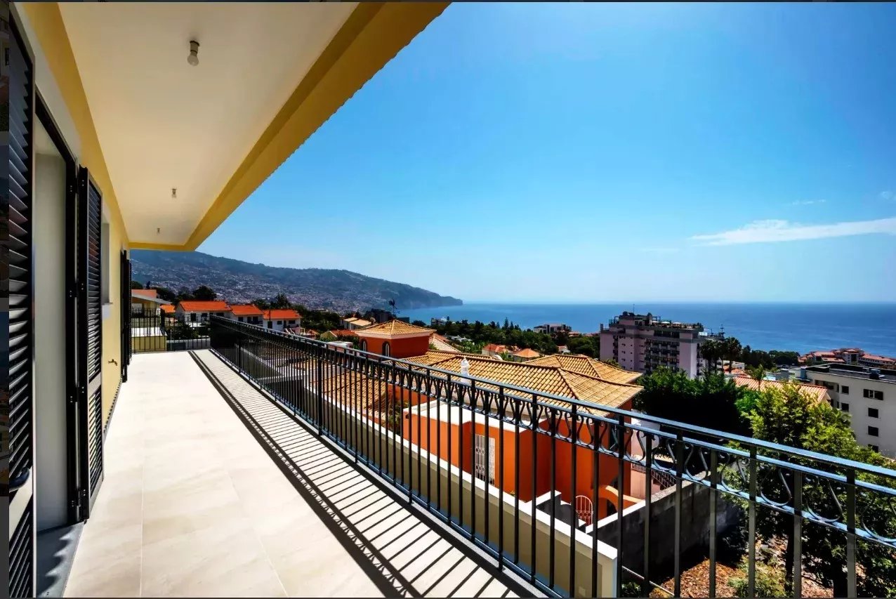 "Luxuosa Moradia em São Martinho, Madeira"