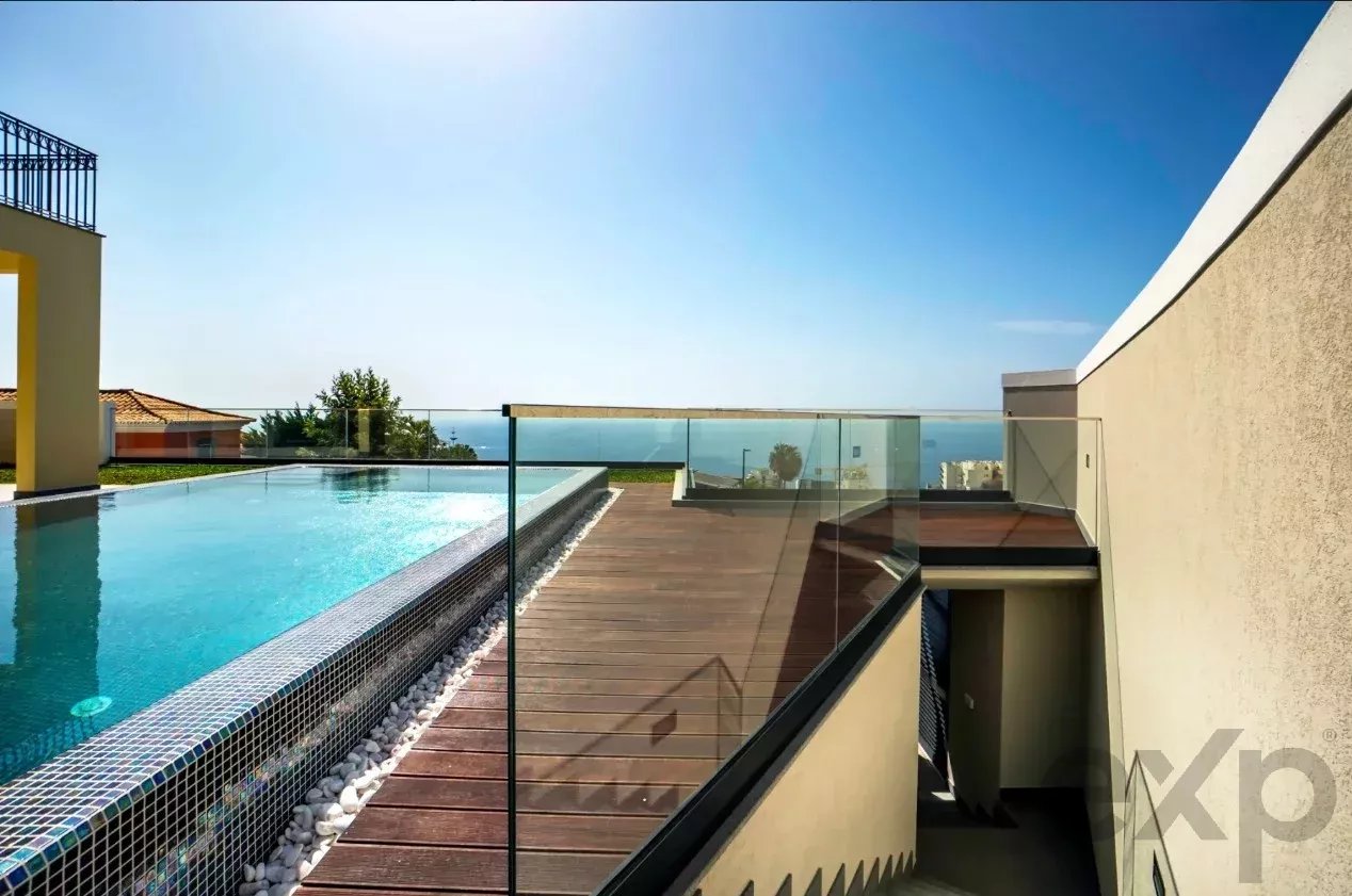 "Luxuosa Moradia em São Martinho, Madeira"