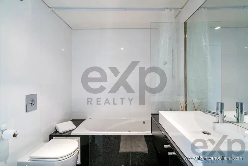 Residência de Luxo C/ 2 parqueamentos e piscina - Vilamoura