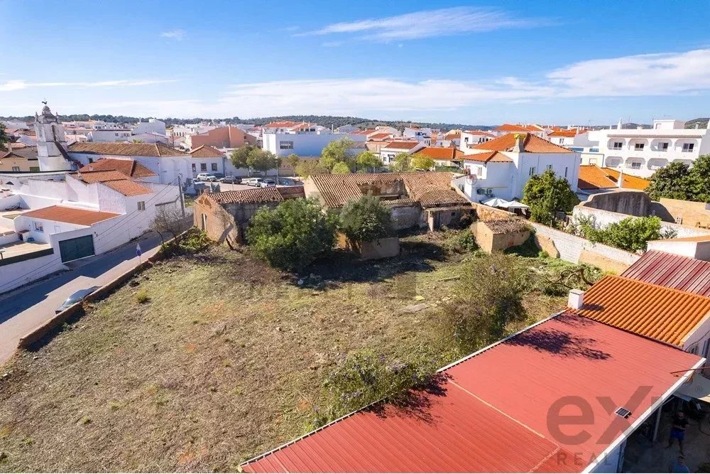 Lote de construção em Odiáxere Central para construção de apartamentos ou villas