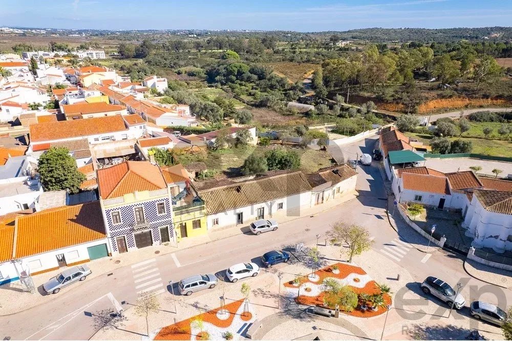 Lote de construção em Odiáxere Central para construção de apartamentos ou villas