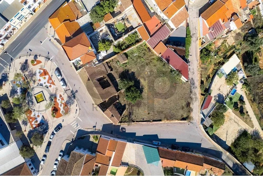 Lote de construção em Odiáxere Central para construção de apartamentos ou villas