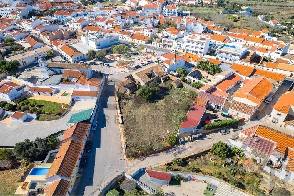 Lote de construção em Odiáxere Central para construção de apartamentos ou villas