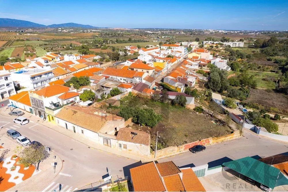 Lote de construção em Odiáxere Central para construção de apartamentos ou villas