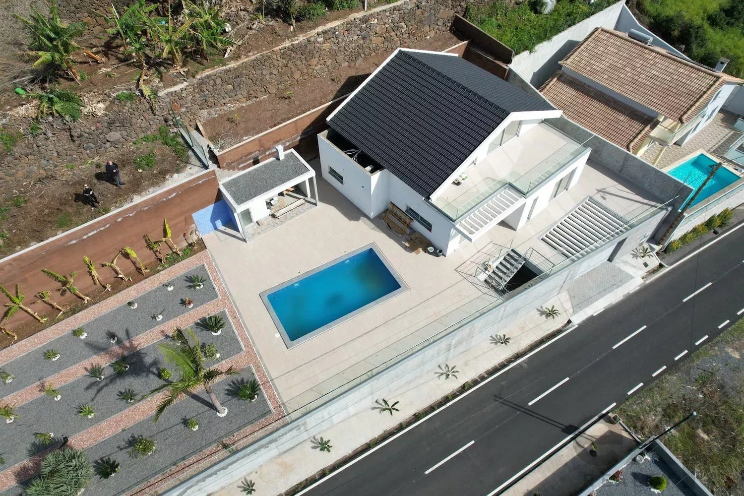 MORADIA MODERNA DE FRENTE PARA O MAR - APENAS A UMA CURTA CAMINHADA DA PRAIA