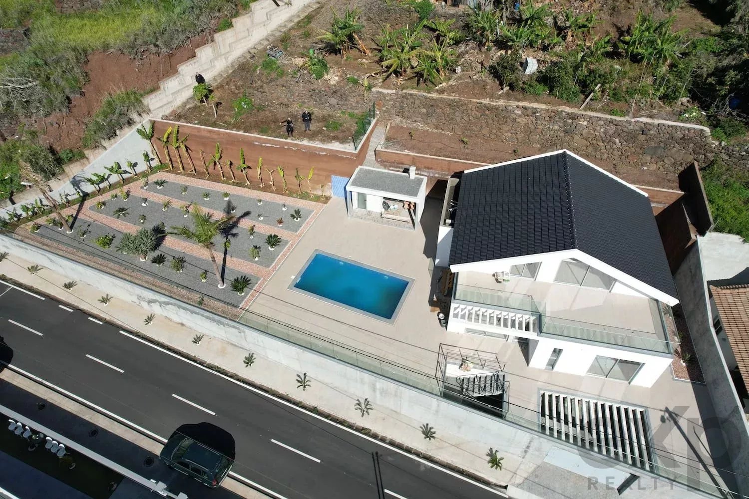 MORADIA MODERNA DE FRENTE PARA O MAR - APENAS A UMA CURTA CAMINHADA DA PRAIA