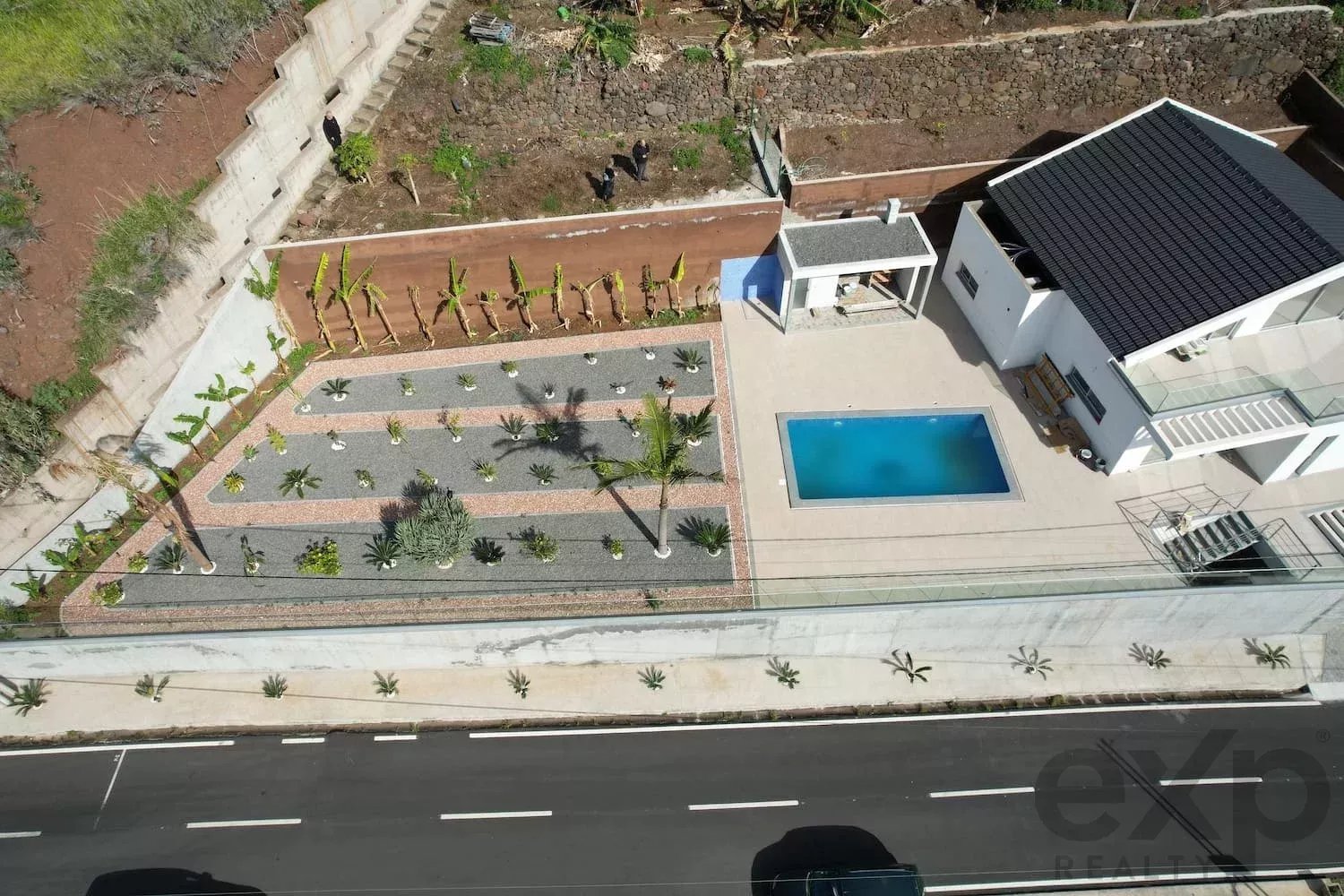 MORADIA MODERNA DE FRENTE PARA O MAR - APENAS A UMA CURTA CAMINHADA DA PRAIA