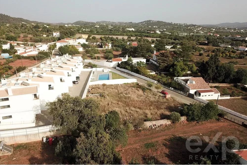 Terreno com licença totalmente aprovada para construção de moradia V4 com piscina comum em São Brás de Alportel.
