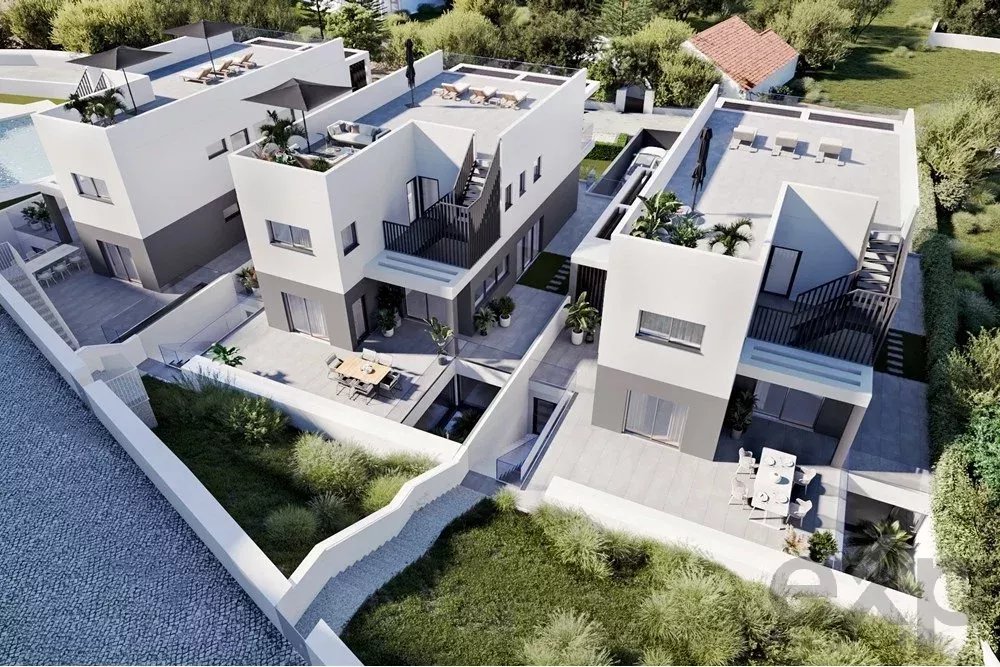 Terreno com licença totalmente aprovada para construção de moradia V4 com piscina comum em São Brás de Alportel.