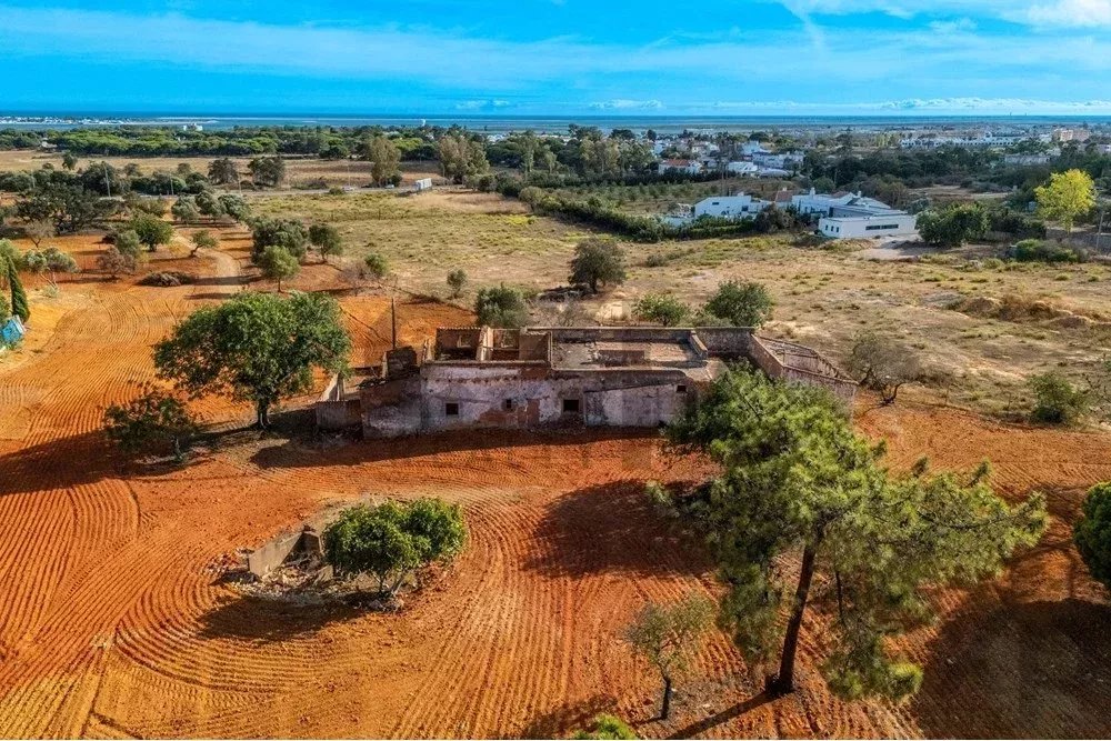 Oportunidade de Investimento - Terreno Urbano com Ruína e Rústico vista panorâmica para o mar em Olhão