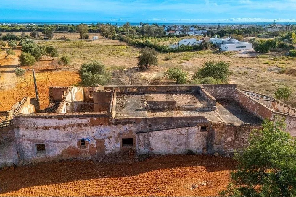 Oportunidade de Investimento - Terreno Urbano com Ruína e Rústico vista panorâmica para o mar em Olhão