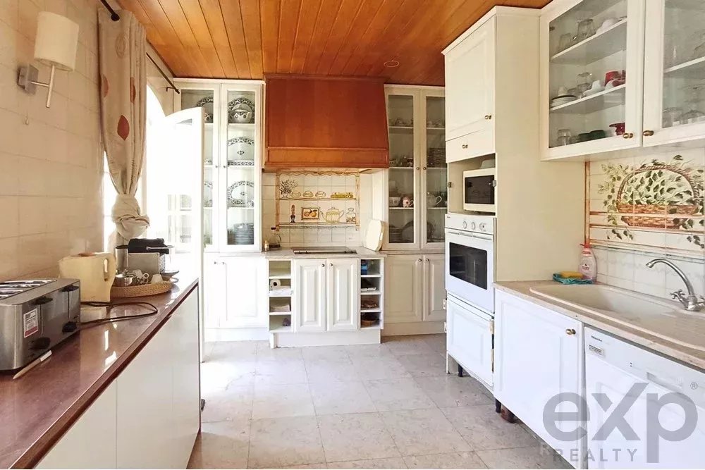 Fantastic Luxury 4‑bedroom + 1‑living‑room Property in Beja 85507396 image 8