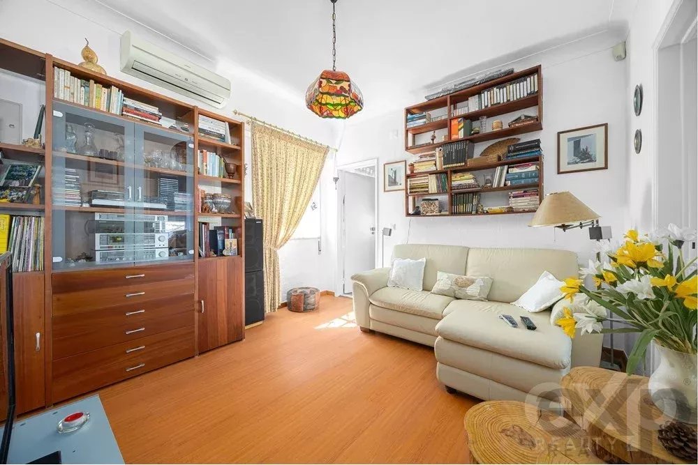 Building with excellent return on investment 85507401 image 12