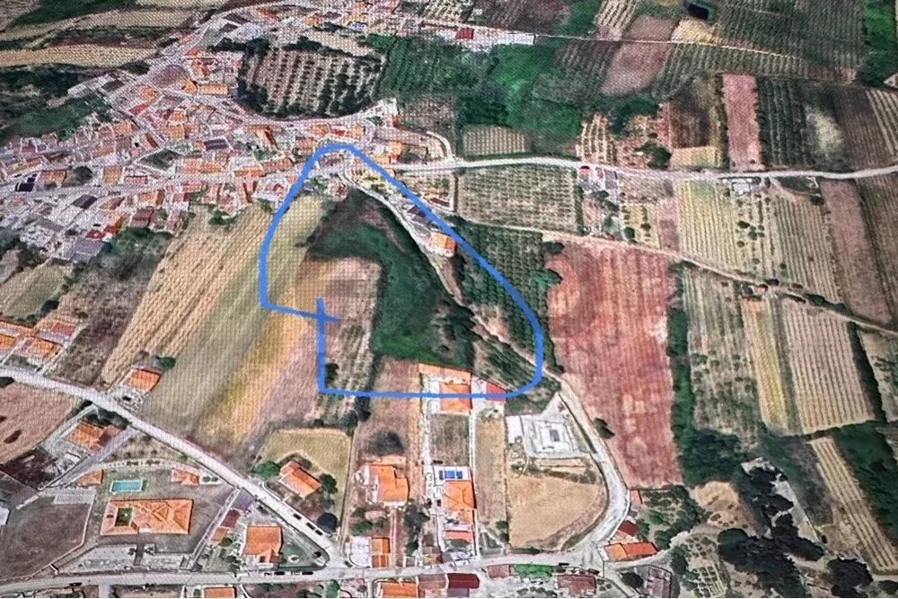 Oportunidade única para uma construção de 417,3 m² em um lote de 2086,5 m² localizado em Bombarral.