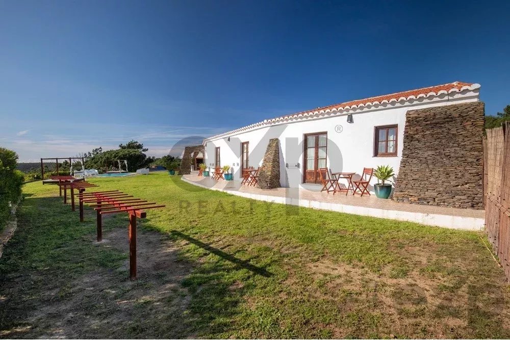 Luxuosa Propriedade com 9 Quartos em Aljezur, Algarve – Perfeita para um Retiro Privado ou Empreendimento Comercial