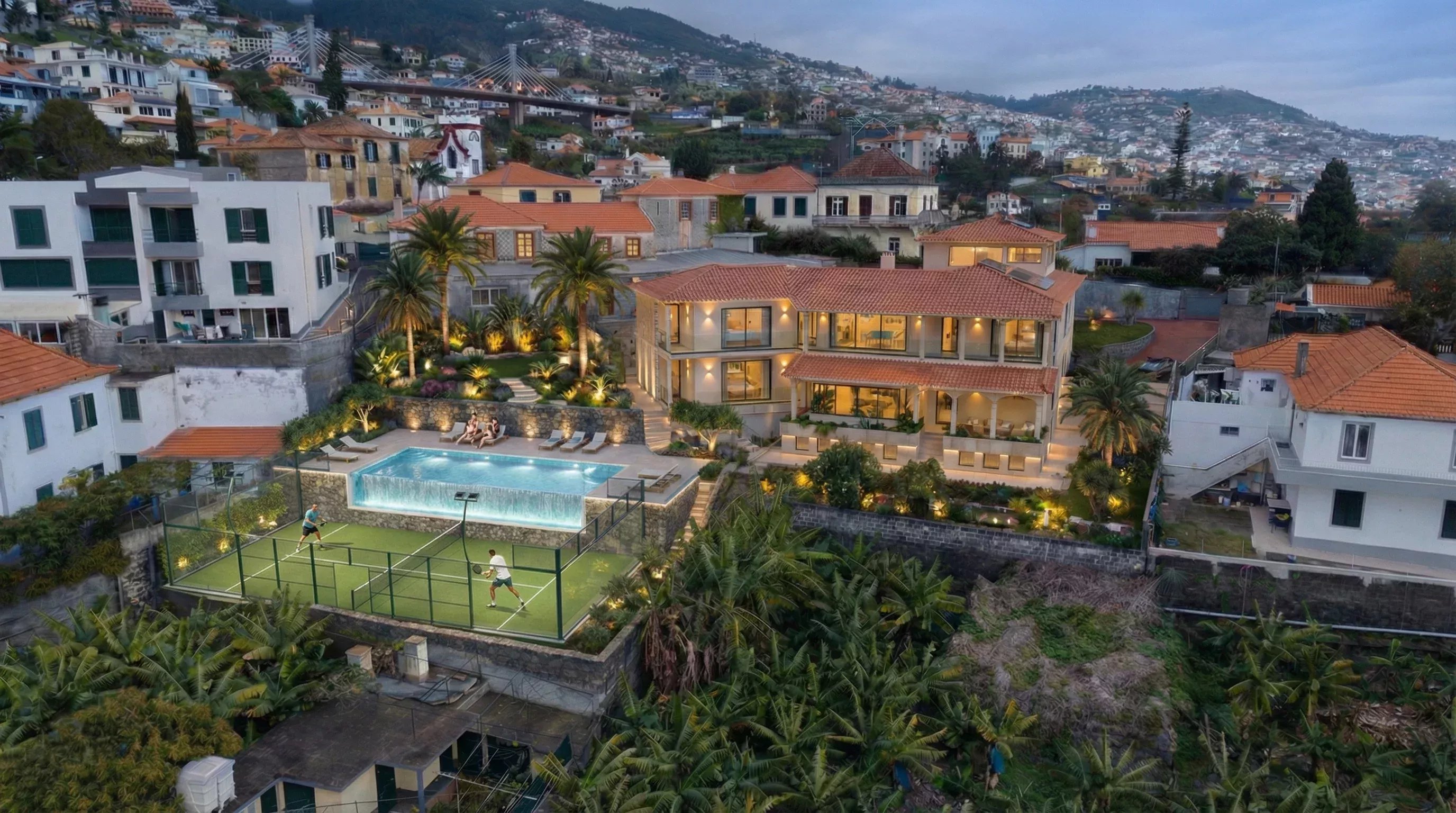 Luxuosa Moradia T8+1 em Funchal: Uma Joia Única no Coração da Madeira