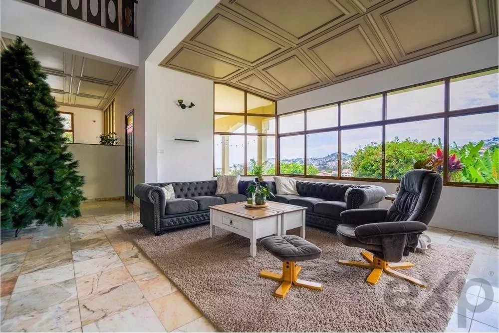 Luxuosa Moradia T8+1 em Funchal: Uma Joia Única no Coração da Madeira