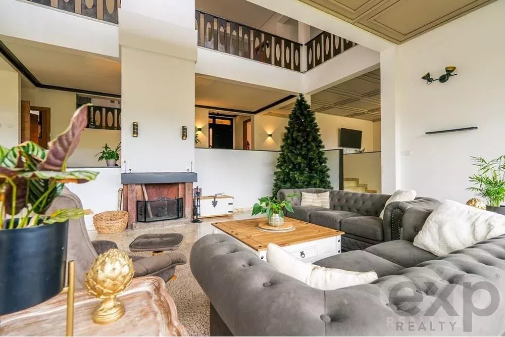 Luxuosa Moradia T8+1 em Funchal: Uma Joia Única no Coração da Madeira
