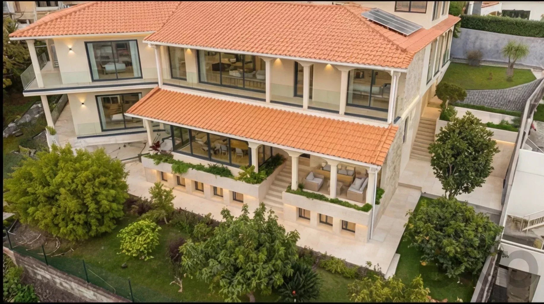 Luxuosa Moradia T8+1 em Funchal: Uma Joia Única no Coração da Madeira