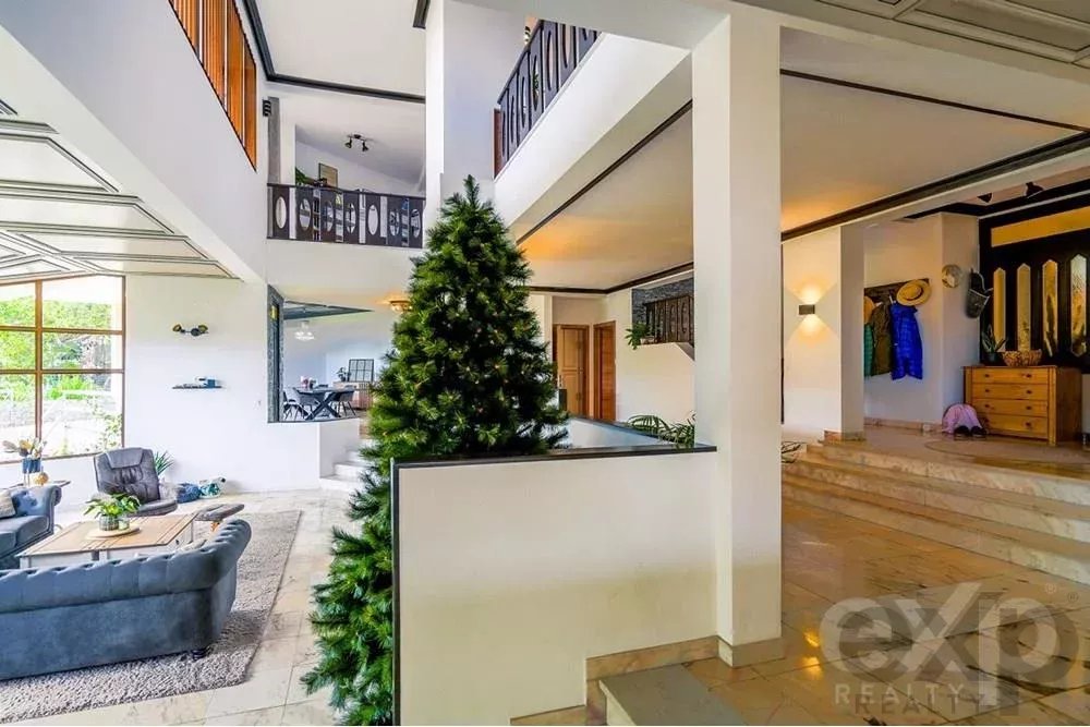 Luxuosa Moradia T8+1 em Funchal: Uma Joia Única no Coração da Madeira