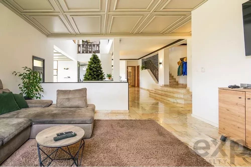 Luxuosa Moradia T8+1 em Funchal: Uma Joia Única no Coração da Madeira