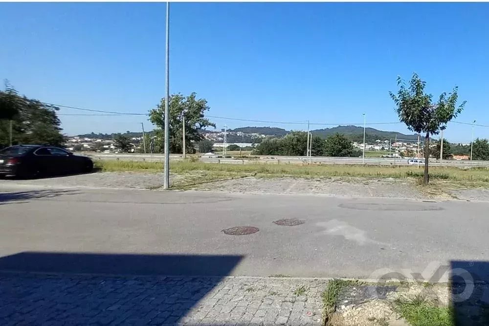 Terreno com projecto aprovado para a construçao de 3 moradias em banda