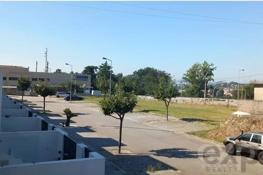Terreno com projecto aprovado para a construçao de 3 moradias em banda
