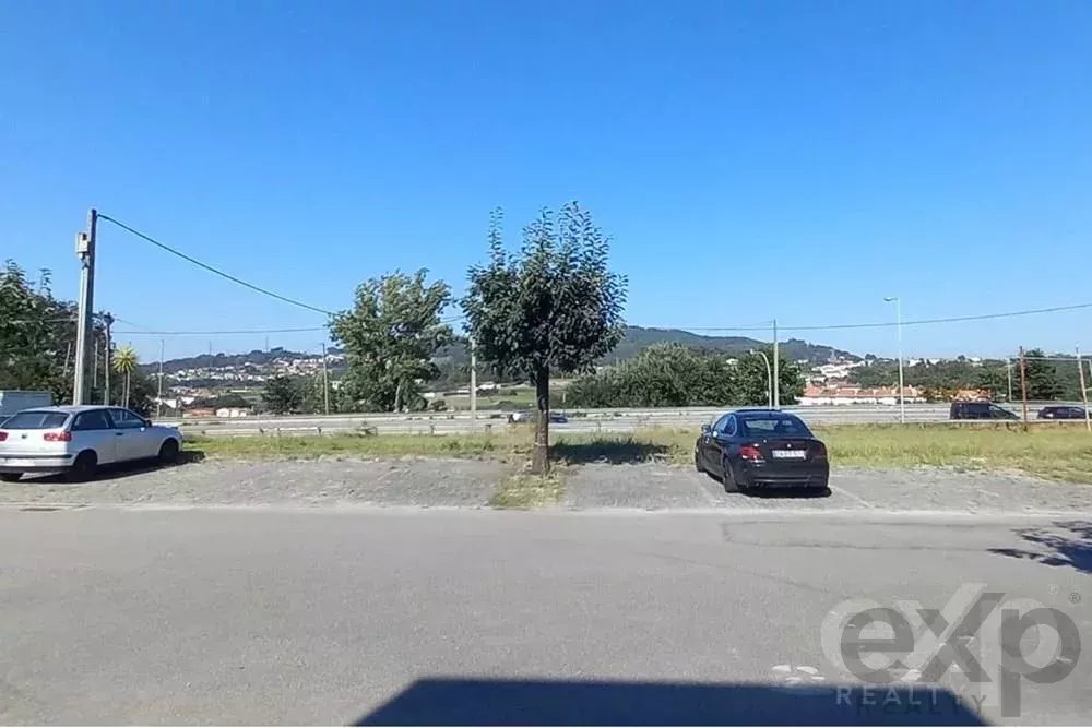 Terreno com projecto aprovado para a construçao de 3 moradias em banda