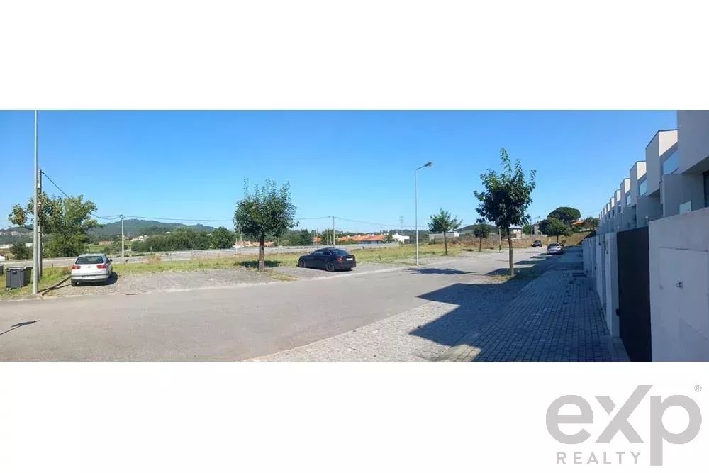 Terreno com projecto aprovado para a construçao de 3 moradias em banda