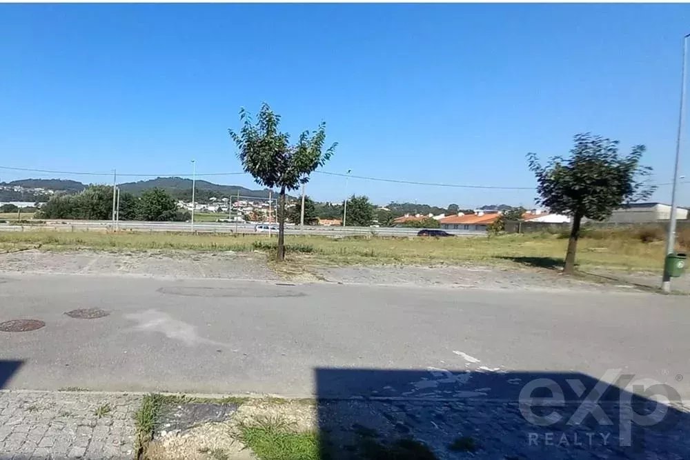 Terreno com projecto aprovado para a construçao de 3 moradias em banda