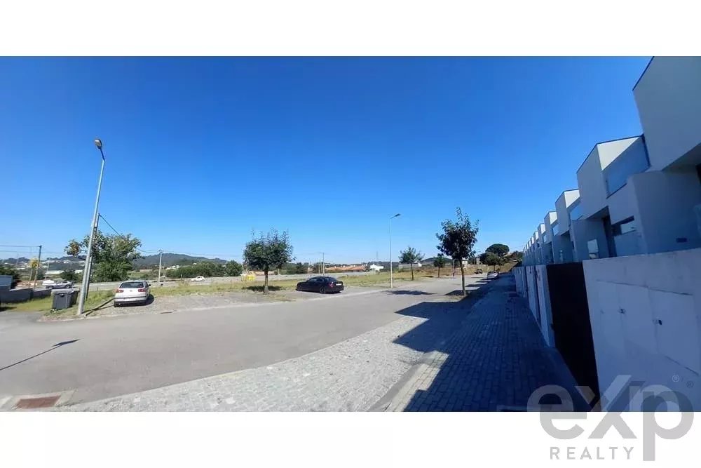 Terreno com projecto aprovado para a construçao de 3 moradias em banda
