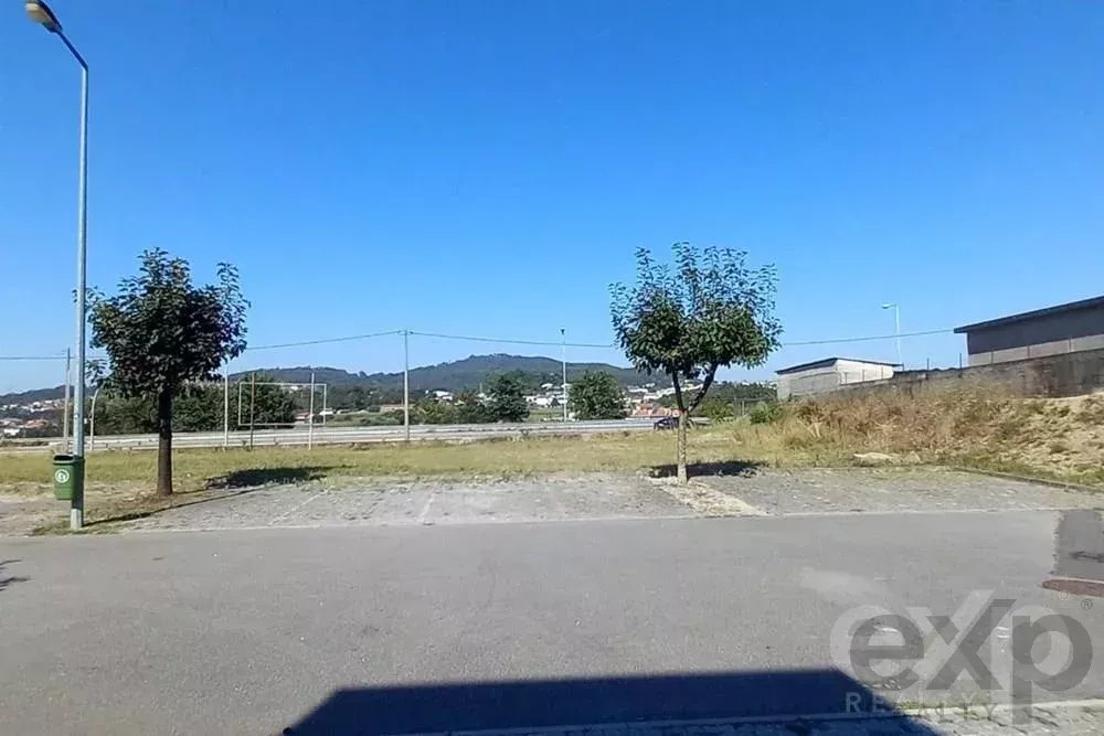 Terreno com projecto aprovado para a construçao de 3 moradias em banda