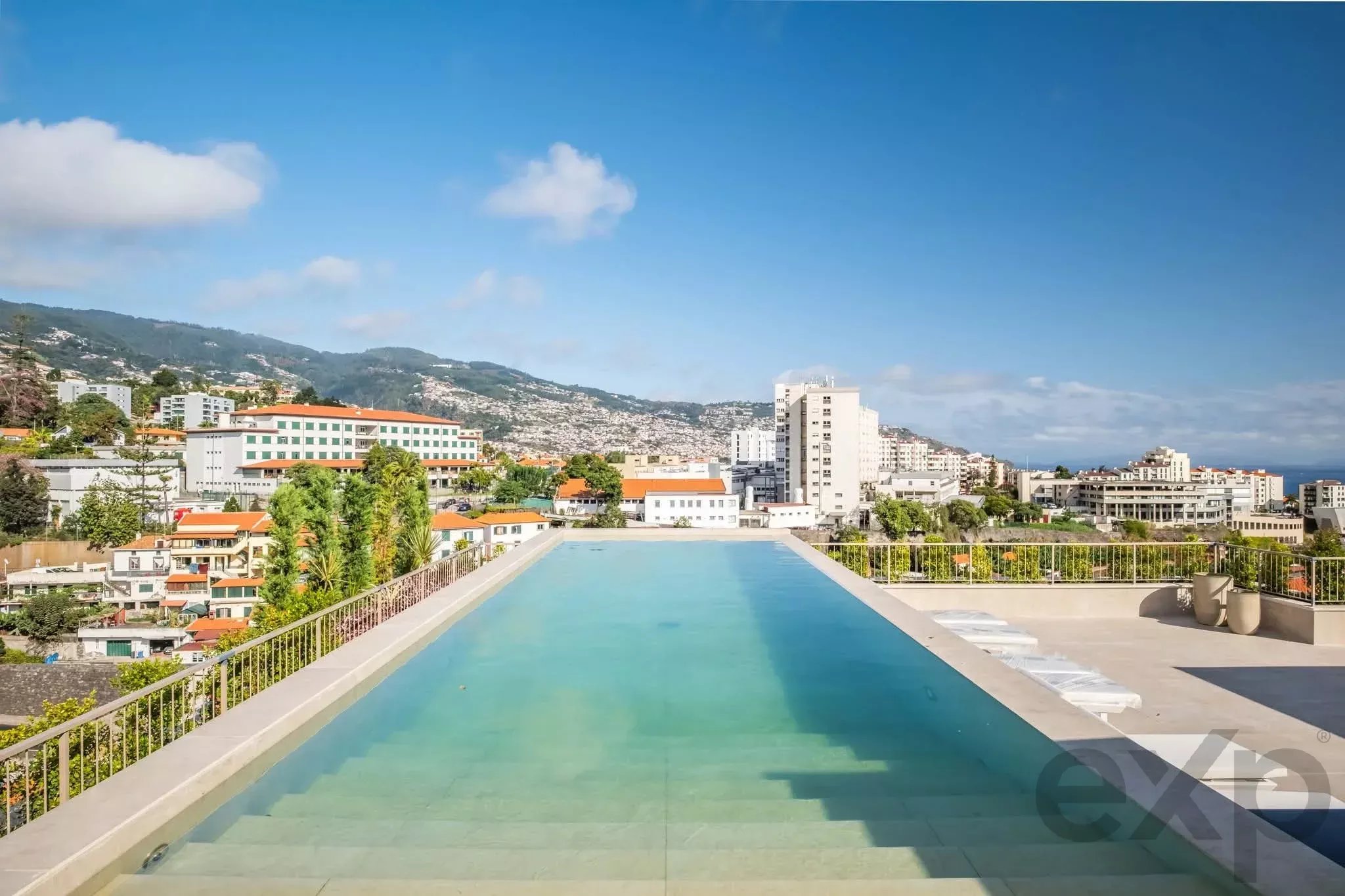 Apartamento T2 com Piscina e Vista Baia do Funchal