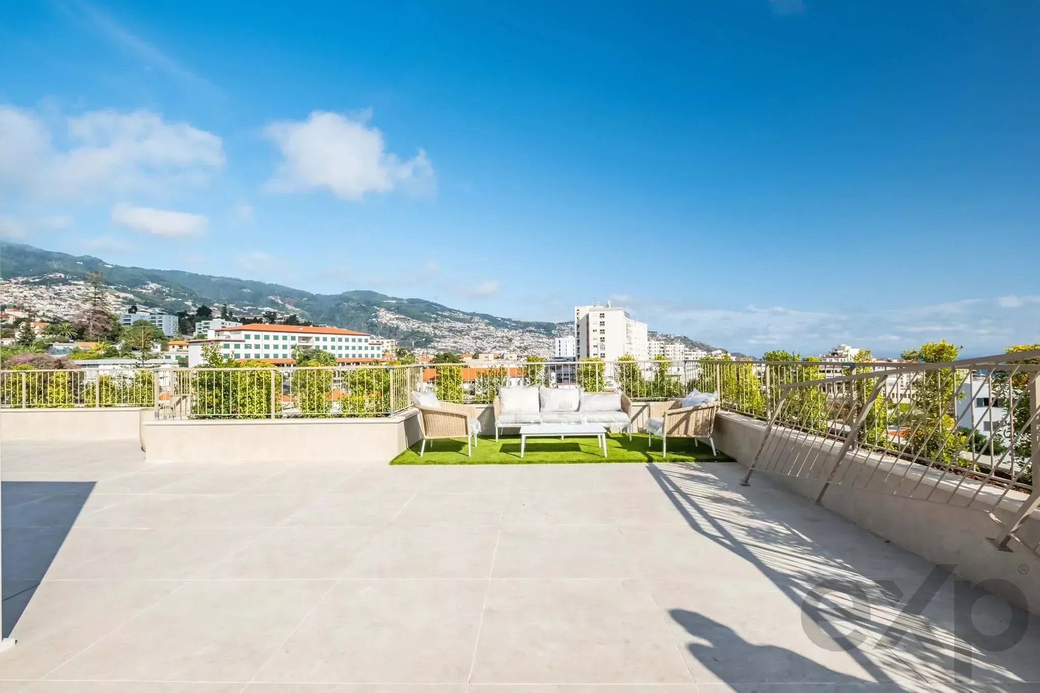 Apartamento T3 com Piscina e Vista Baia do Funchal