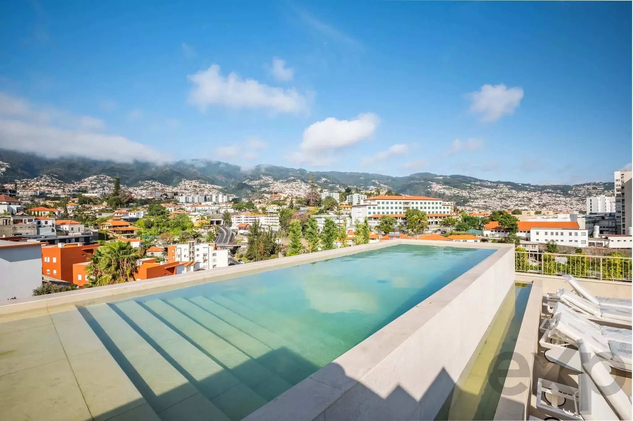 Apartamento T3 com Piscina e Vista Baia do Funchal