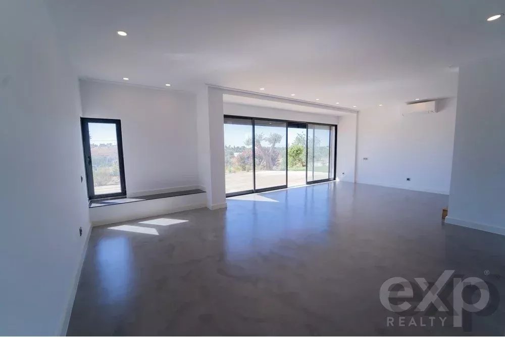 Moradia Moderna com 5 Quartos e Piscina em Quarteira 85507729 image 9