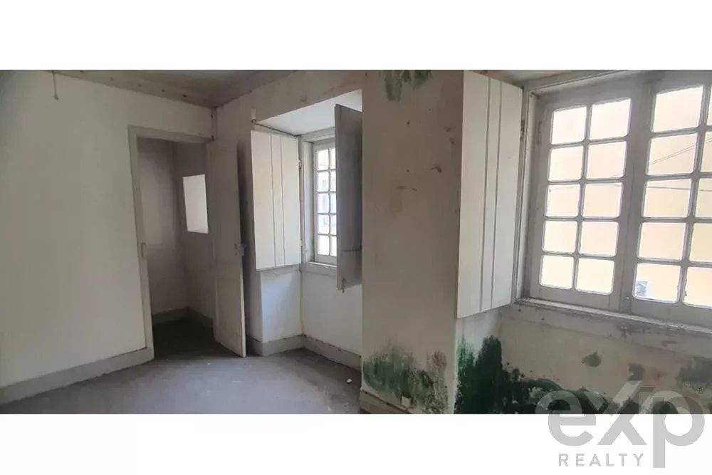 Propriedade com dois apartamentos, espaço comercial, armazem e jardim - centro de Peniche